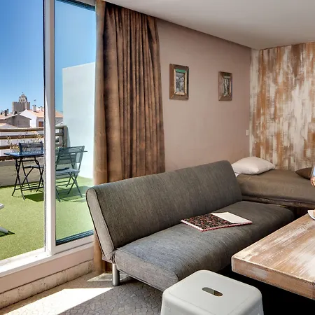 De La Mar & 4*